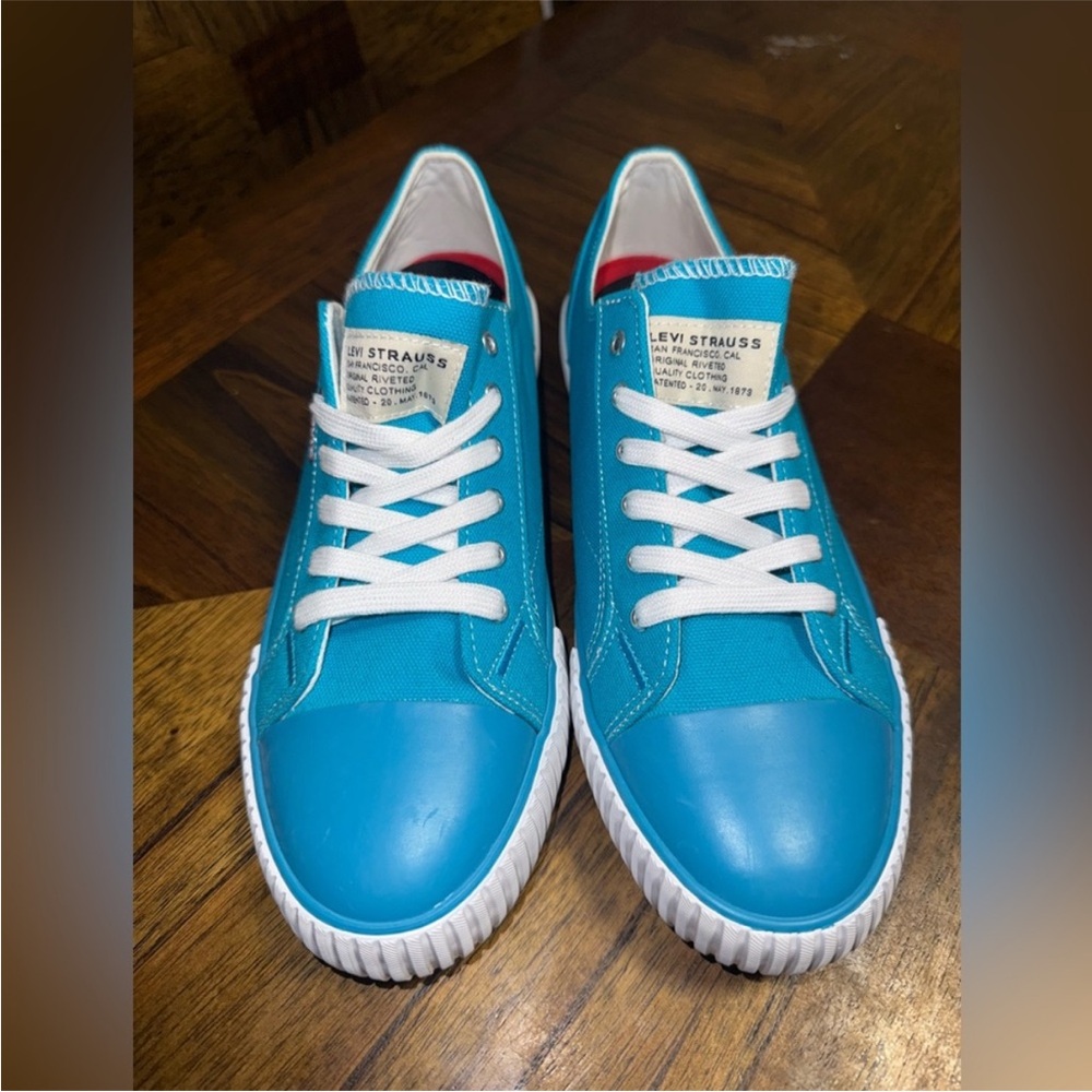 NWT Levi’s Strauss blue sneakers size 8.5